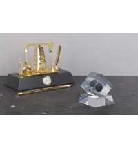 Пресс-папье с каплей нефти на подставке