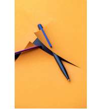 Шариковая ручка Pininfarina GrafeeX с синим клипом в чехле