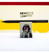 Набор Pininfarina Banksy Lizzy Stardust: карандаш SMART с бетонной подставкой