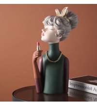 Статуэтка &amp;quot;Девушка с помадой&amp;quot;