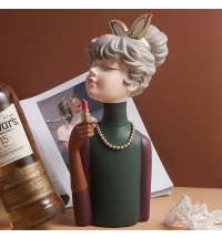 Статуэтка &amp;quot;Девушка с помадой&amp;quot;