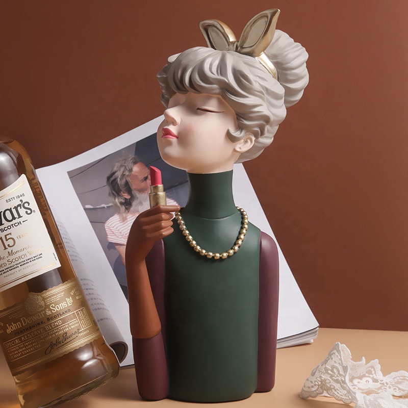 Статуэтка &amp;quot;Девушка с помадой&amp;quot;
