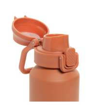 Спортивная бутылка Via из переработанной стали RCS с карабином, 600 мл