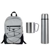 Набор туриста с термосом и кружкой в рюкзаке