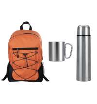 Набор туриста с термосом и кружкой в рюкзаке