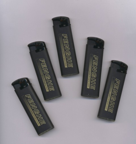 Печать логотипа на зажигалке методом тампопечати